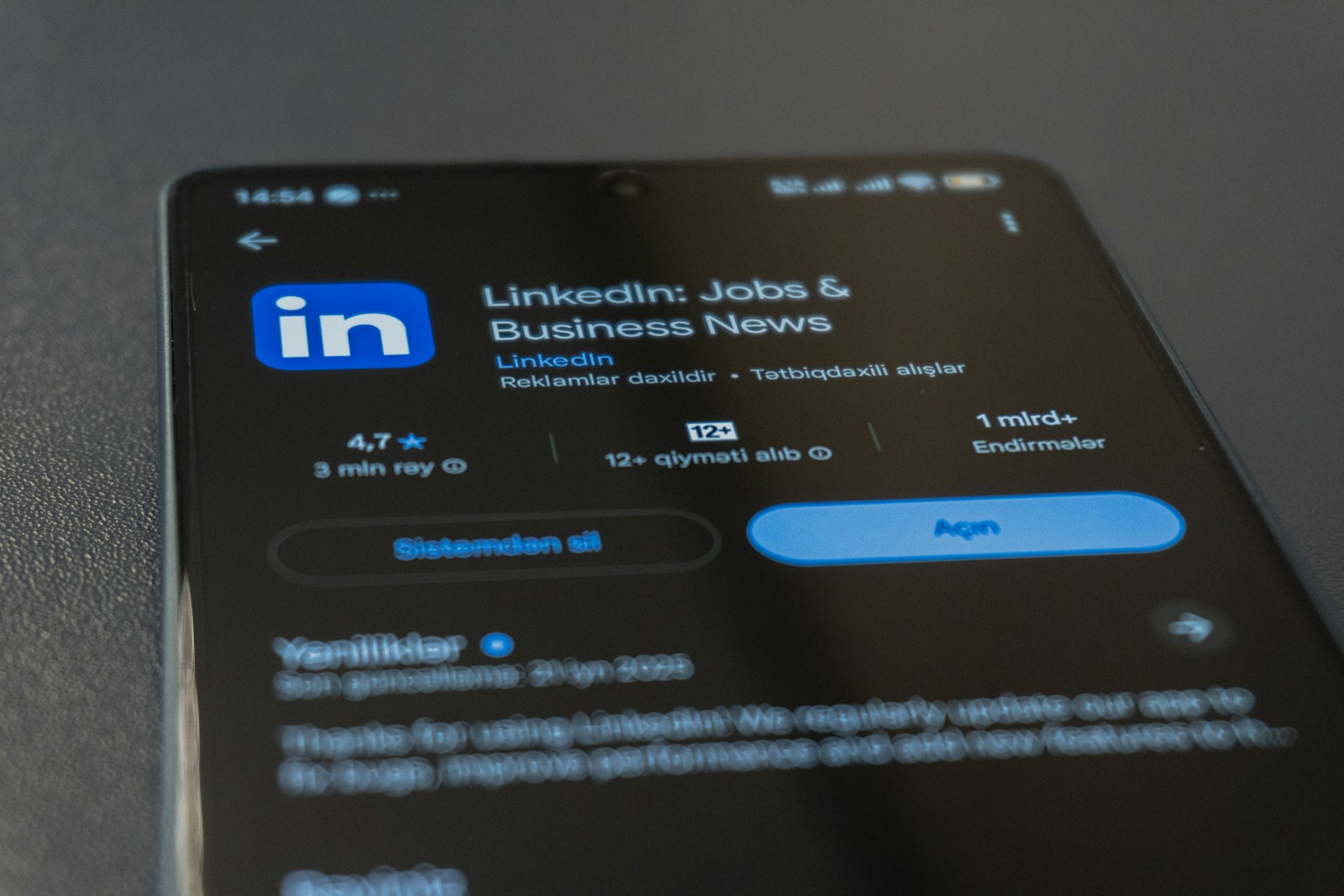 How to Use LinkedIn to Find Jobs in Canada in 2026: Profile & Networking Guide